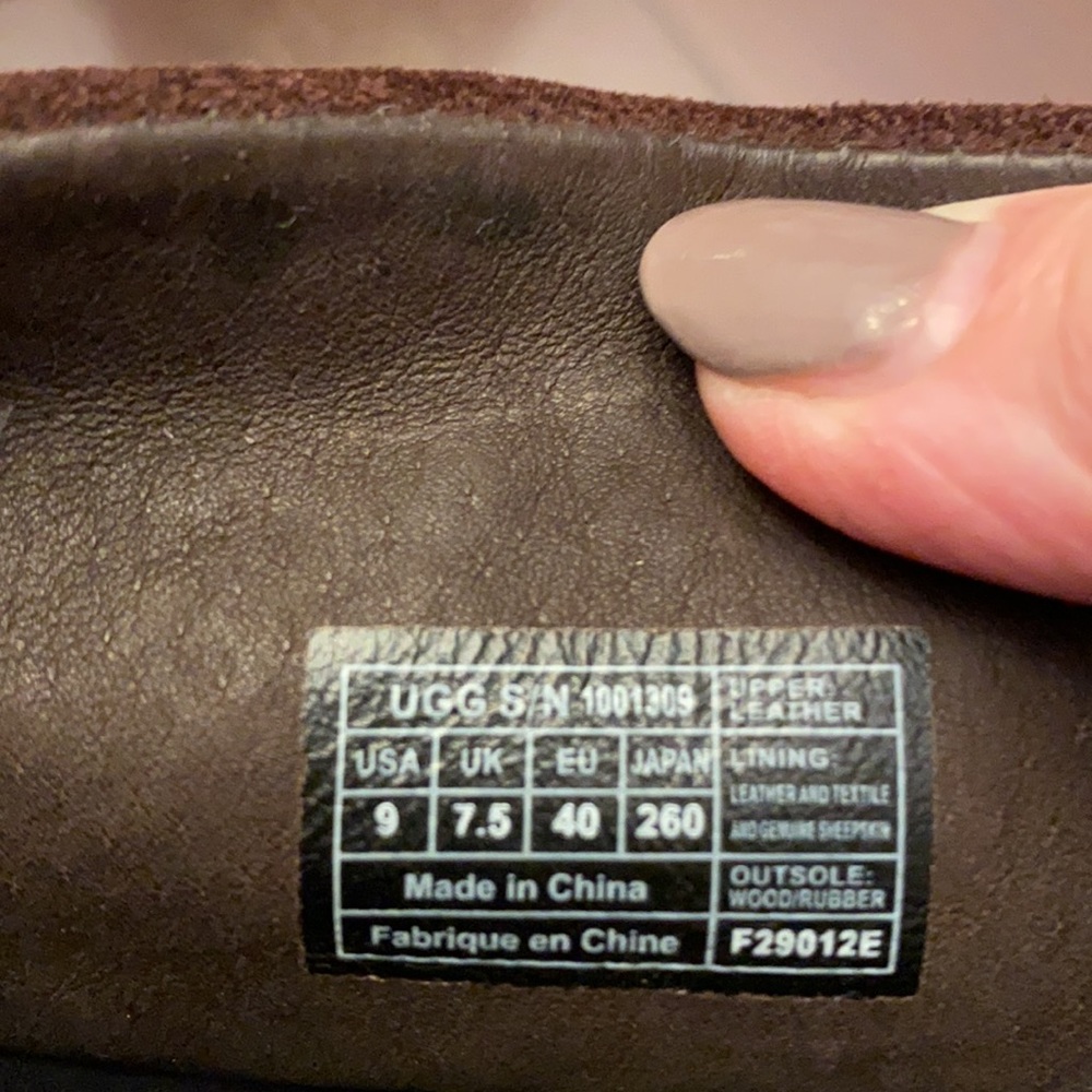 UGG Brown suede boots. EUC. Size 9. - Picture 5 of 9